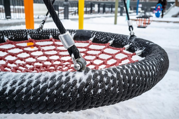 Kinder verließen den Spielplatz rund um die roten Schaukeln leer und verschneit