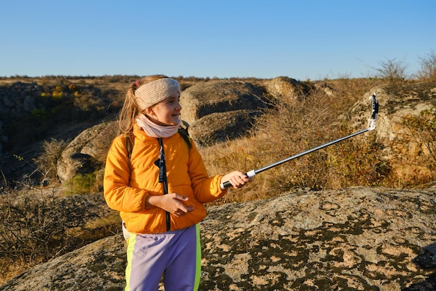 Kinder-Vlogger filmen tägliches Videotagebuch im Freien, Kinder erstellen Social-Media-Inhalte