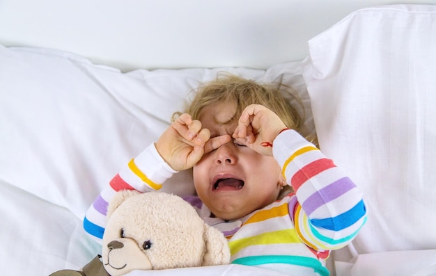 Kinder weinen im Bett Selektiver Fokus