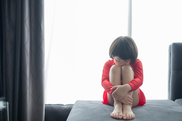 Kinder weinen kleines Mädchen, das trauriges Kind unglücklich fühlt