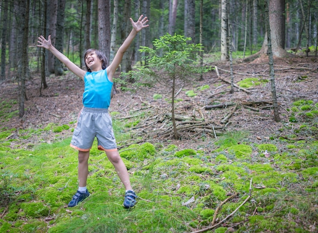 Kinder willkommen im Wald