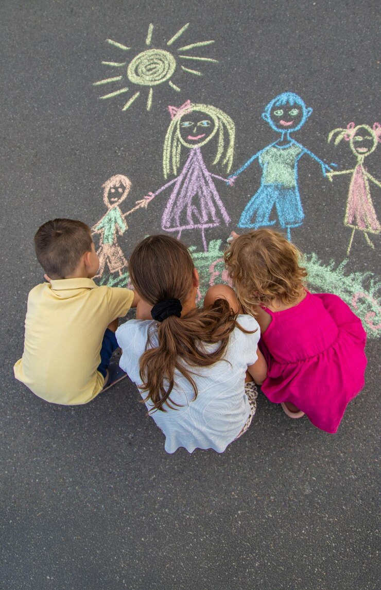 Kinder zeichnen eine Familie mit Kreide Selektiven Fokus