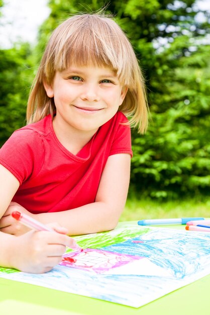 Kinder zeichnen im Freien