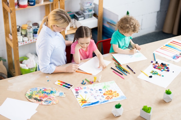 Kinder zeichnen im Kunstunterricht