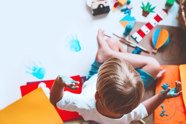 Kinder zeichnen und basteln Kinder mit pädagogischen Spielzeugvorschule und Kindergarten oder Kunstunterricht
