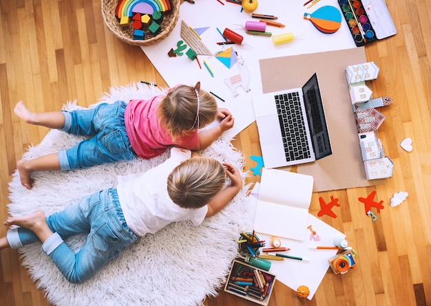 Kinder zeichnen und basteln mit Online-Kunstkursen zu Hause Kinderbetreuung und Technik