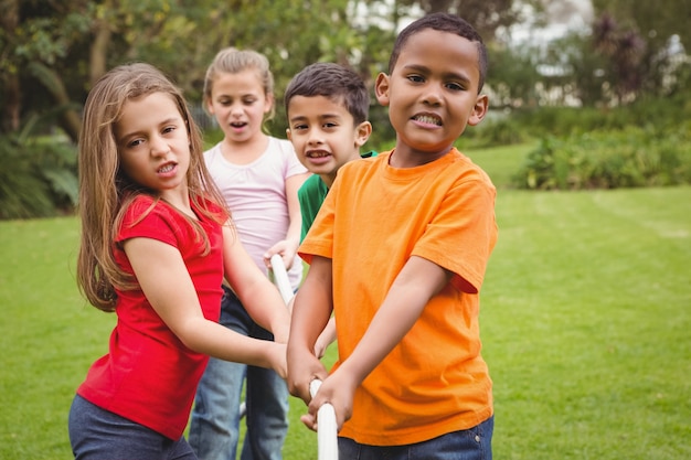 Kinder ziehen ein großes Seil