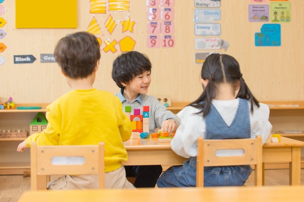 Kinder zurück zur Schule