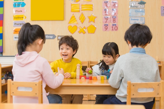 Kinder zurück zur Schule