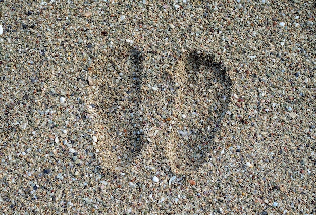 Kinderabdrücke im Sand am Strand