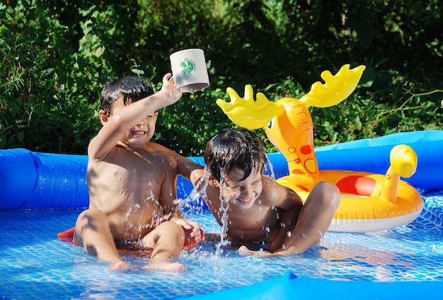 Kinderaktivitäten am Pool im Sommer