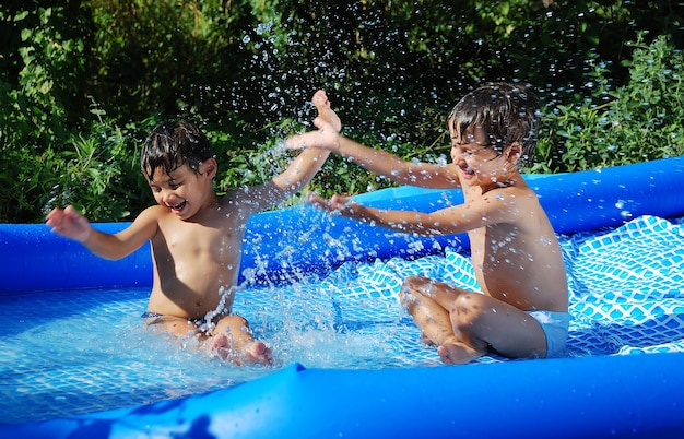 Kinderaktivitäten am Pool im Sommer