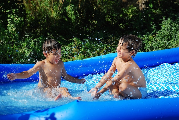 Kinderaktivitäten am Pool im Sommer