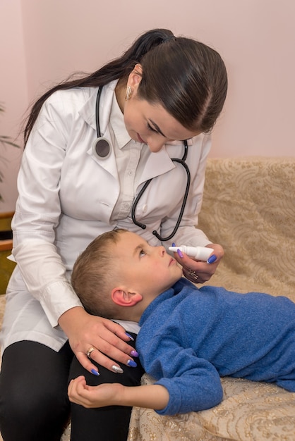 Kinderarzt, der dem kleinen Patienten in der Klinik die Nase fallen lässt