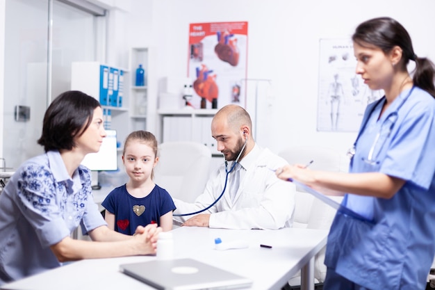 Kinderarzt hört Kinderatem mit Stethoskop während der ärztlichen Beratung. Arzt im Gesundheitswesen Facharzt für Medizin, der die Behandlung von Gesundheitsdienstleistungen anbietet.