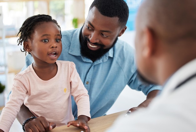 Kinderarzt schwarze Familie und beratender Krankenhausangestellter in der Krankenversicherung oder im Gesundheitswesen helfen Mädchen glücklicher Vater und pädiatrischer Angestellter im Gespräch oder in der Kommunikation im Kinder-Wellnessraum