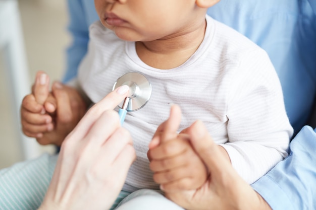 Kinderarzt untersucht das Baby