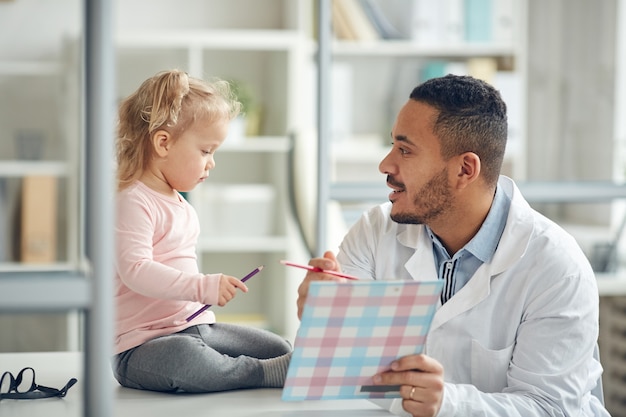 Kinderarzt untersucht Kind