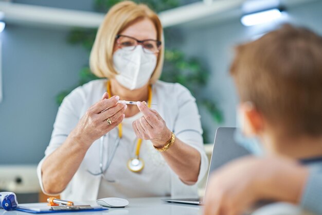 Kinderarzt untersucht kleine Kinder in der Klinik. Foto in hoher Qualität