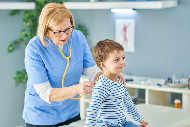 Kinderarzt untersucht kleine Kinder in der Klinik. Foto in hoher Qualität