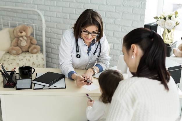 Kinderarzttreffen mit Mutter und Kind im Krankenhaus