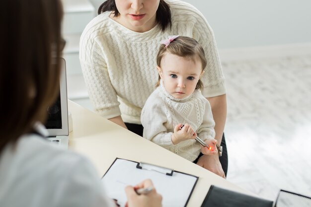 Kinderarzttreffen mit Mutter und Kind