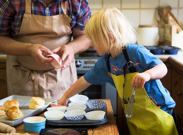 Foto kinderbacken mit papa