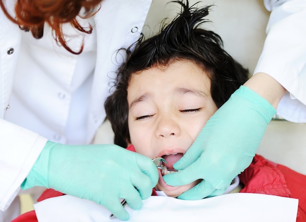 Kinderbesuch Zahnarztpraxis im Krankenhaus für Milchzahn herausziehen