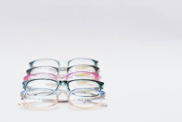 Kinderbrillengestell aus Kunststoff. Mock-up für das Design von Optikgeschäften und -geschäften, Augenklinik. Lese- und Fernbrille, Sehkorrektur. Schöner Brillenrand.