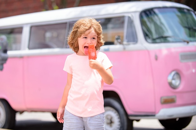 Kindereis Kind mit gefrorenem Nachtisch in der Hand Junge mit Eiscreme