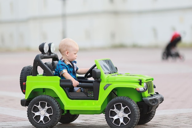 Kinderfahrer Elektroauto Attraktion SUV klein