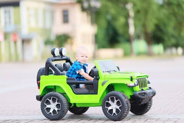 Kinderfahrer Elektroauto Attraktion SUV klein