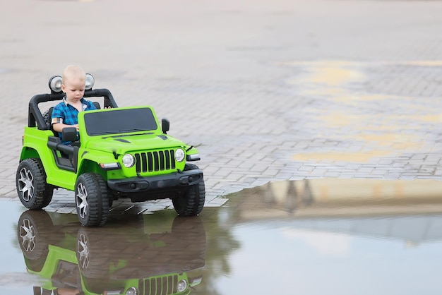 Kinderfahrer Elektroauto Attraktion SUV klein