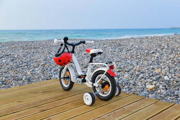 Kinderfahrrad am Strand des Atlantiks