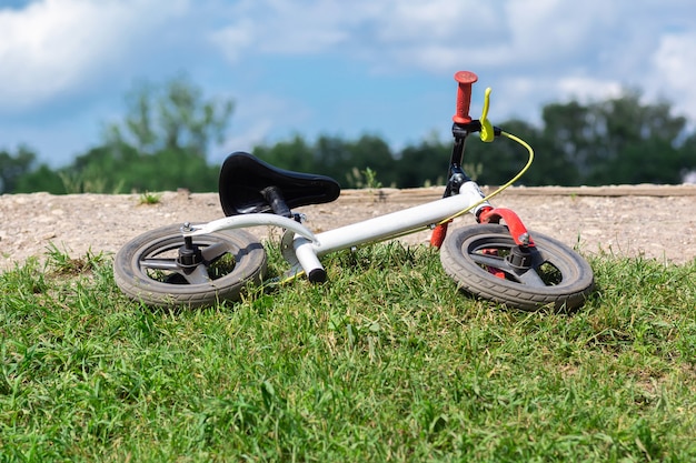 Foto kinderfahrrad liegt im gras