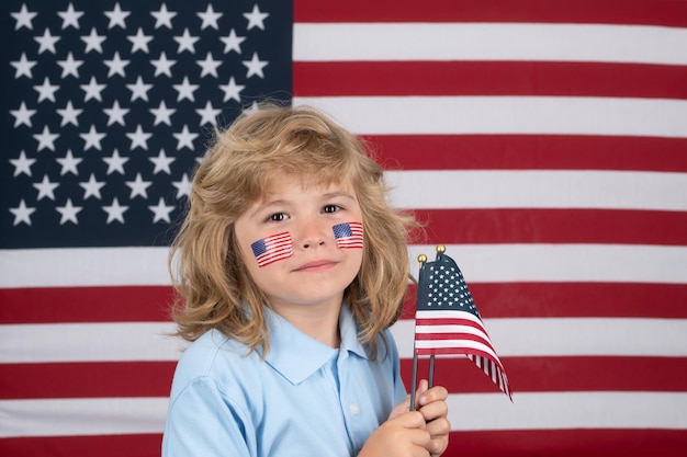 Kinderfeier unabhängigkeitstag juli vereinigte staaten von amerika konzept kind mit amerikanischer fla