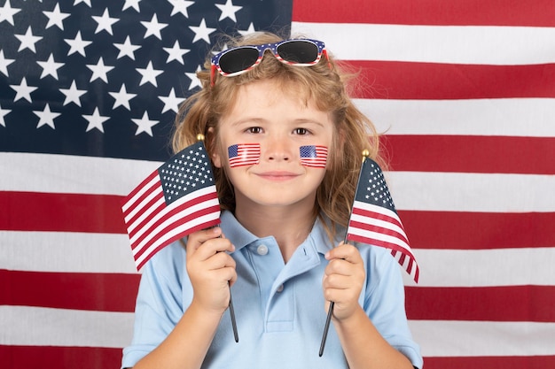 Kinderfeier unabhängigkeitstag juli vereinigte staaten von amerika konzept zeichen der amerikanischen flagge