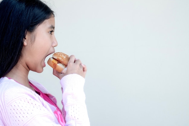 Kinderfrau, die einen Hamburger isst