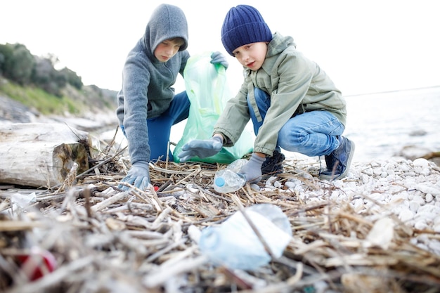 Kinderfreiwillige säubern Müll und Plastik im Freien Ökologiekonzept selektiver Fokus