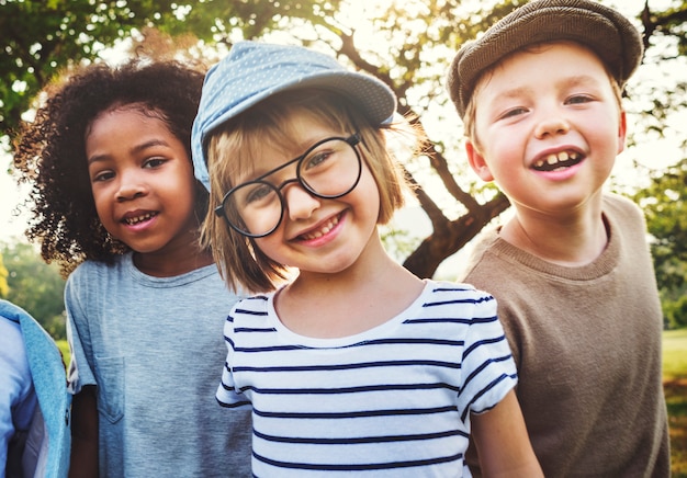 Kinderfreundschafts-Zusammengehörigkeits-spielerisches Glück-Konzept