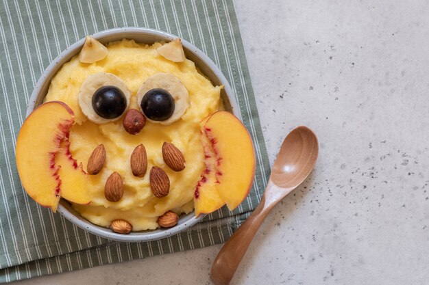 Kinderfrühstücksbrei mit Früchten sehen aus wie eine süße Eule