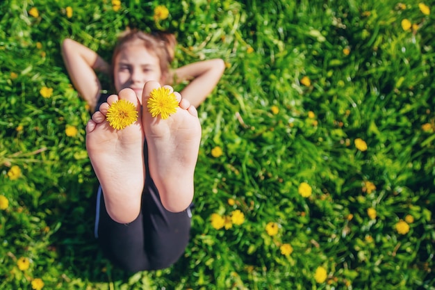 Kinderfüße auf dem Gras Selektiver Fokus