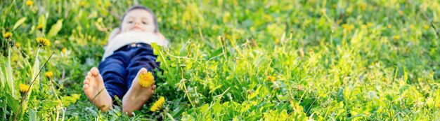 Foto kinderfüße auf dem hintergrund von löwenzahn-natur