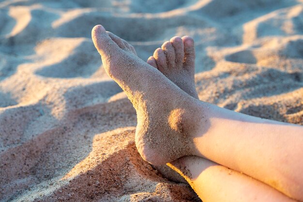 Kinderfüße im Sand am Strand Urlaubszeit Sommer