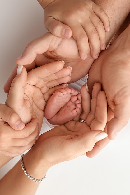 Kinderfuß in den Händen der Mutter Vater Eltern Füße eines winzigen Neugeborenen Nahaufnahme kleine Babybeine Mutter und ihr Kind Glückliches Familienkonzept Schönes Konzeptbild der Mutterschaft Stockfoto