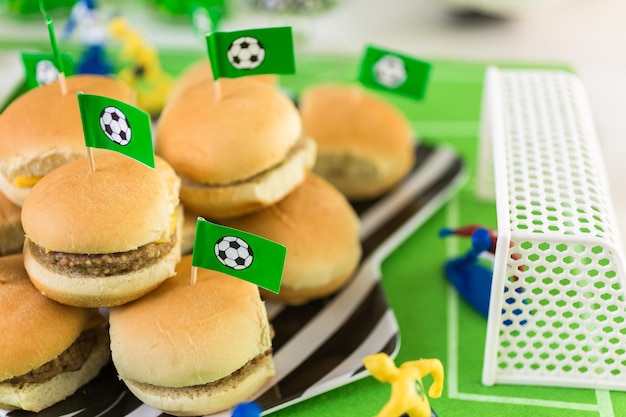 Kinderfußball-Partyset mit Snacks und Getränken.