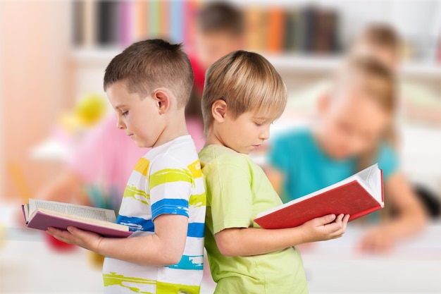 Foto kindergartenkinder lesen buch