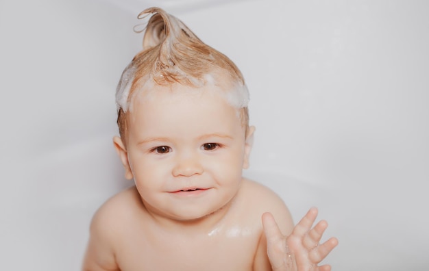 Kindergesicht in der Dusche Kind in der Badewanne mit flauschiger Seifenblase kleines Baby, das Bad nimmt, Nahaufnahme Gesicht Port