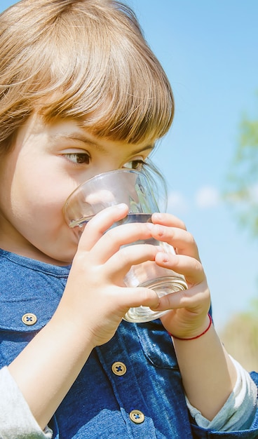 Kinderglas Wasser. selektiver Fokus. Natur.