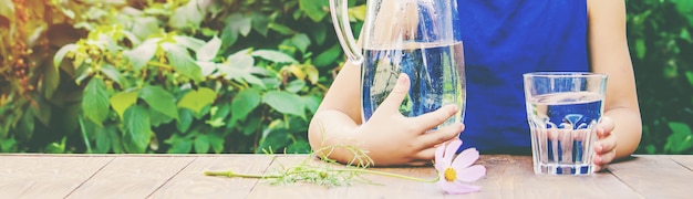 Kinderglas Wasser. selektiver Fokus. Natur.